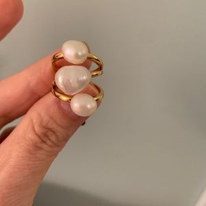 3 vertically place freshwater pearl ring